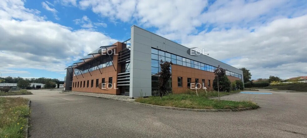 Industrial in Miribel for lease - Building Photo - Image 2 of 8