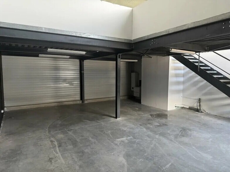 Flex in Anglet for lease - Building Photo - Image 2 of 5