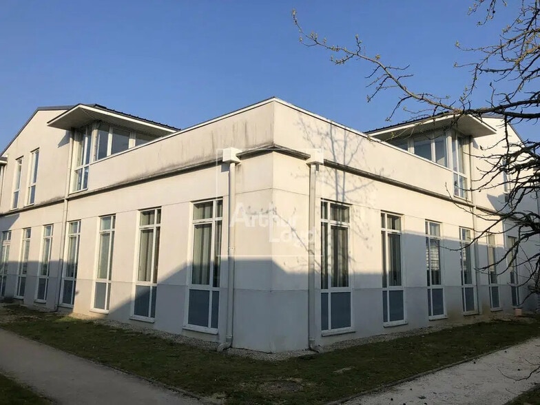 Office in Lieusaint for lease - Building Photo - Image 2 of 6