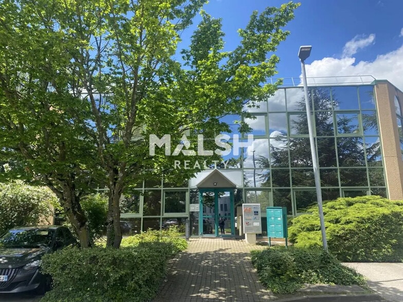 Office in Limonest for lease - Building Photo - Image 2 of 9