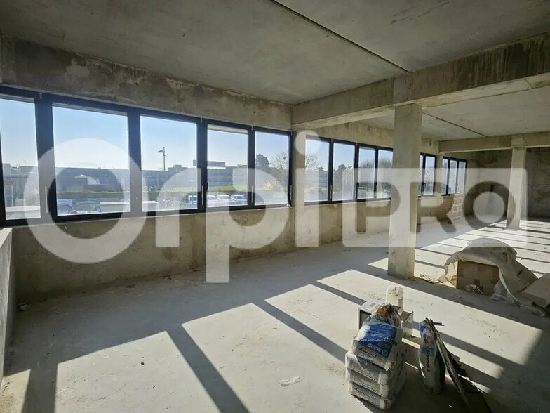 Office in Tinqueux for lease - Interior Photo - Image 3 of 5