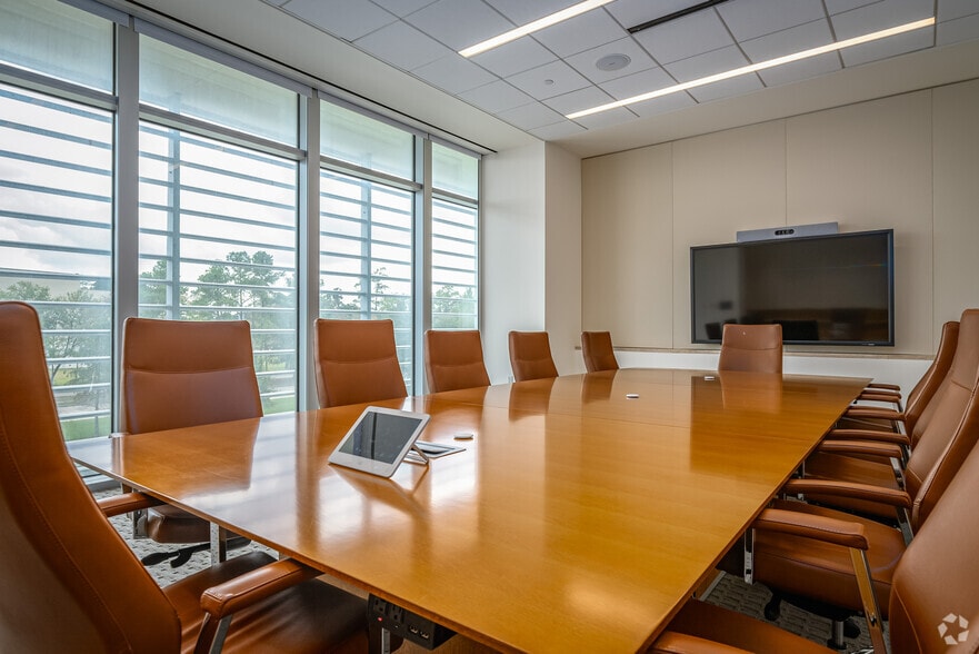 1002 Noble Energy Way, Houston, TX for lease - Interior Photo - Image 3 of 7