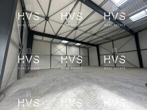 Flex in Venelles for lease Interior Photo- Image 1 of 5