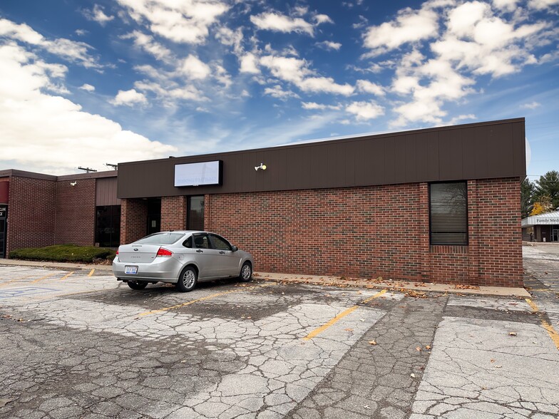 811 N Macomb St, Monroe, MI for lease - Building Photo - Image 2 of 24