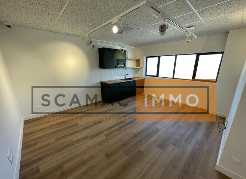 Industrial in Courtry for lease - Building Photo - Image 2 of 8