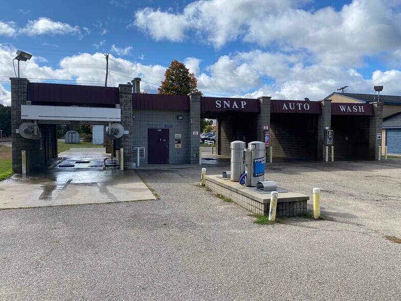 1232 E Wilcox Ave, White Cloud, MI for sale - Primary Photo - Image 1 of 1