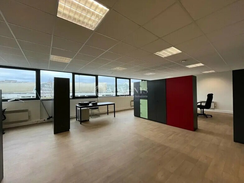 Flex in Élancourt for lease - Interior Photo - Image 2 of 3