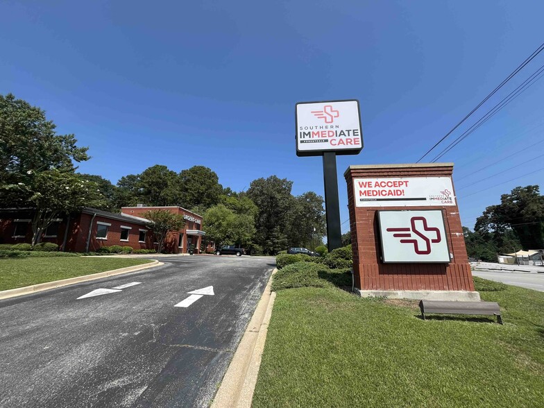 1664 Forestdale Blvd, Birmingham, AL for sale - Pylon Photo - Image 2 of 8