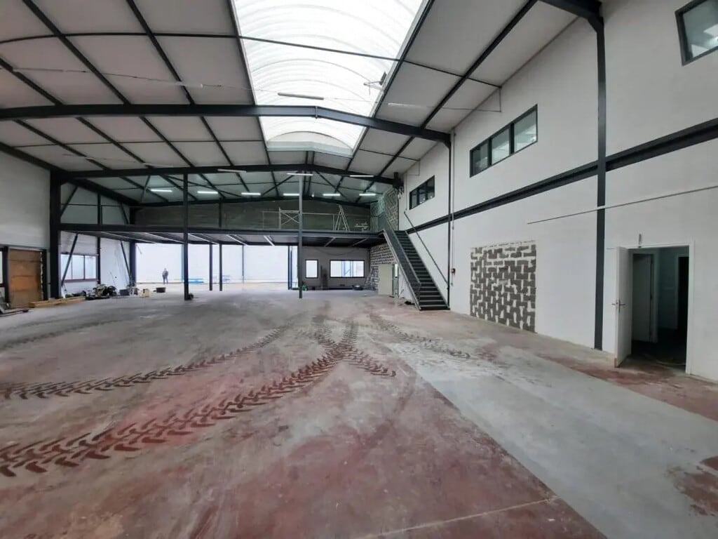 Location Local d'activités 850 m² - Photo 1
