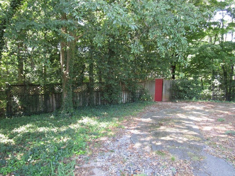 2587 Flat Shoals Rd, Decatur, GA 30034