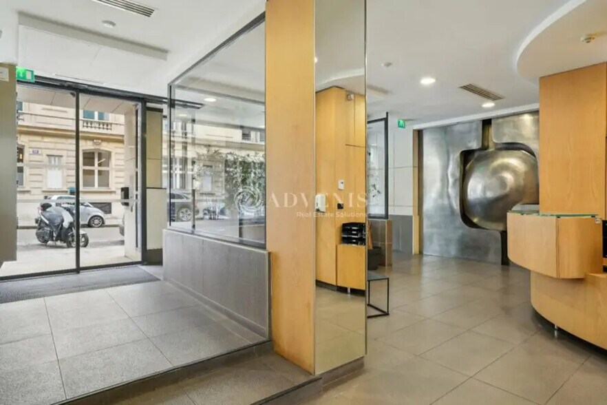 Office in Paris for lease - Lobby - Image 3 of 12