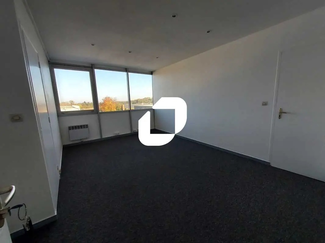 Office in Artigues-près-Bordeaux for lease Building Photo- Image 1 of 18