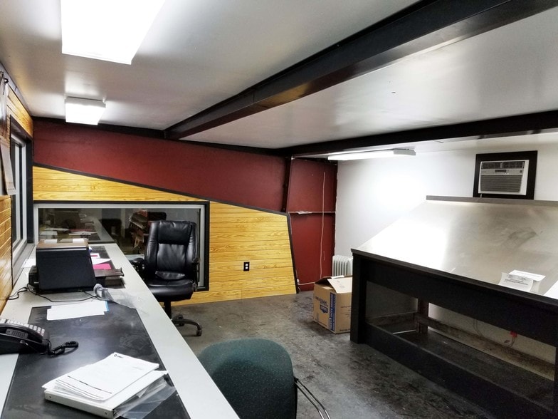 1630 N Eldon Ave, Springfield, MO for lease - Interior Photo - Image 2 of 10