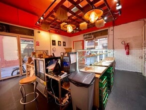 Retail in Barcelona, Barcelona for lease Interior Photo- Image 2 of 14