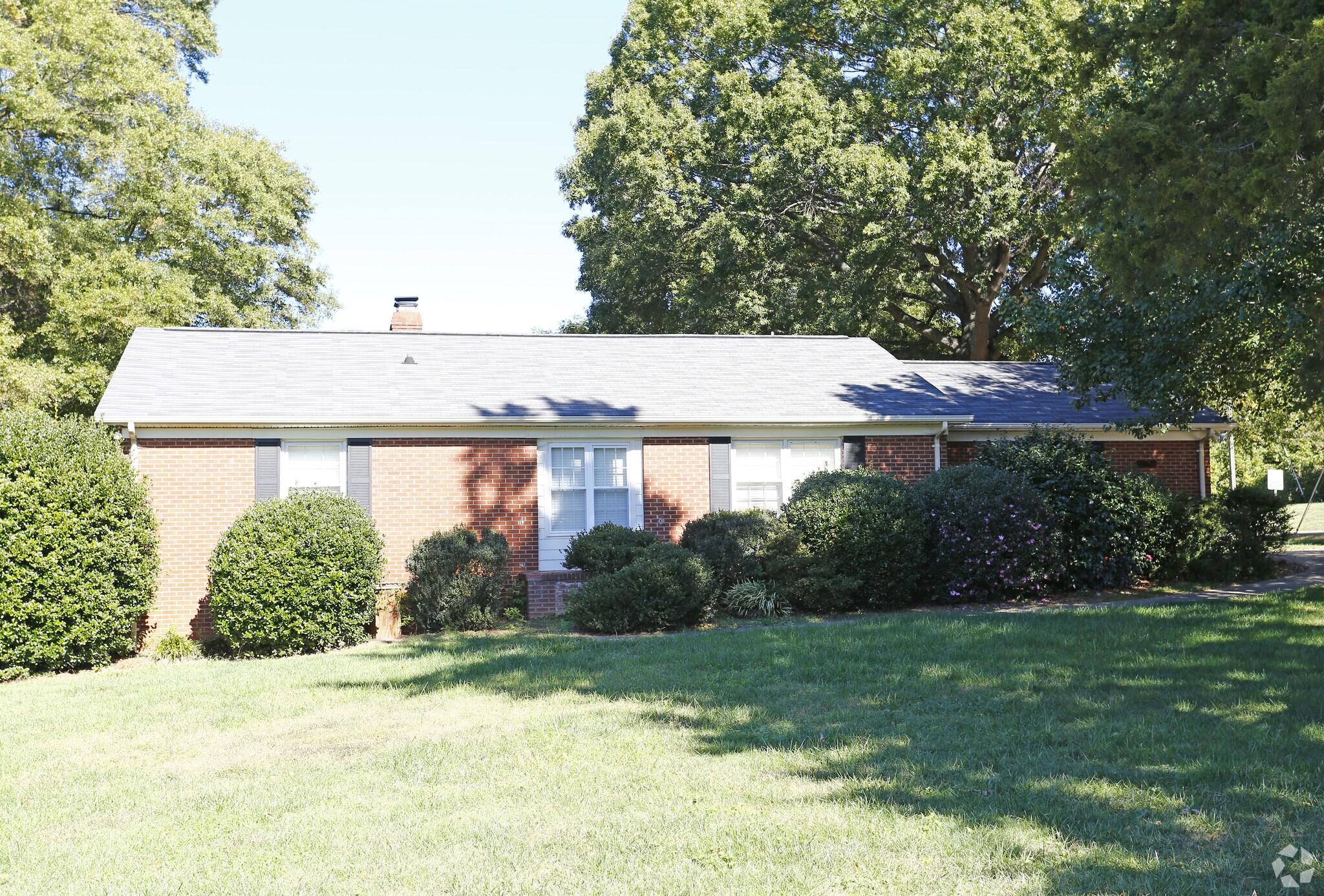 200 W Matthews St, Matthews, NC for sale Primary Photo- Image 1 of 1