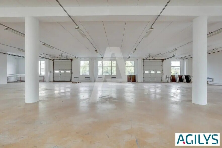 Flex in Les Ulis for lease - Interior Photo - Image 1 of 8