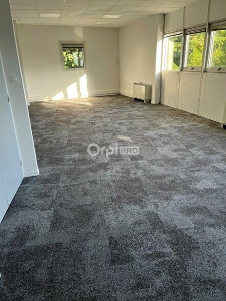 Office in Pau for lease - Building Photo - Image 2 of 9