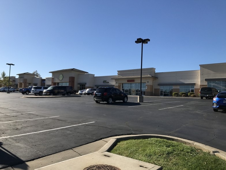 3680 NE Akin Dr, Lee's Summit, MO for lease - Building Photo - Image 3 of 12