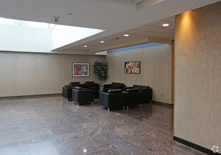 88 Froehlich Farm Blvd, Woodbury, NY for lease - Lobby - Image 3 of 4