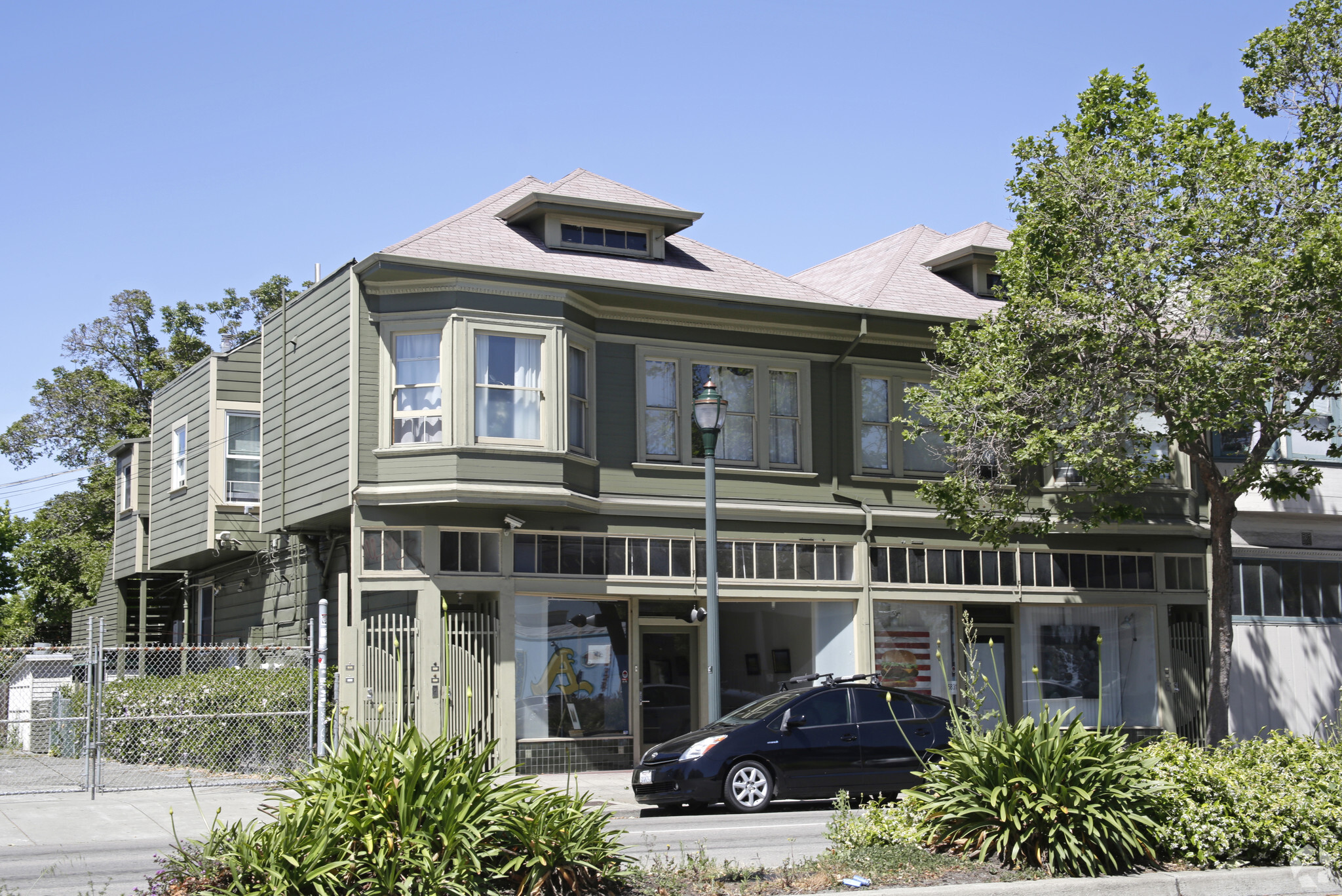 5831-5833 San Pablo Ave, Emeryville, CA for lease Primary Photo- Image 1 of 9