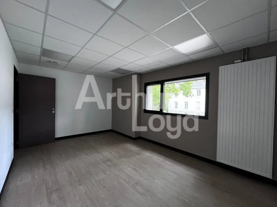 Office in Bretteville-sur-Odon for lease Interior Photo- Image 1 of 6