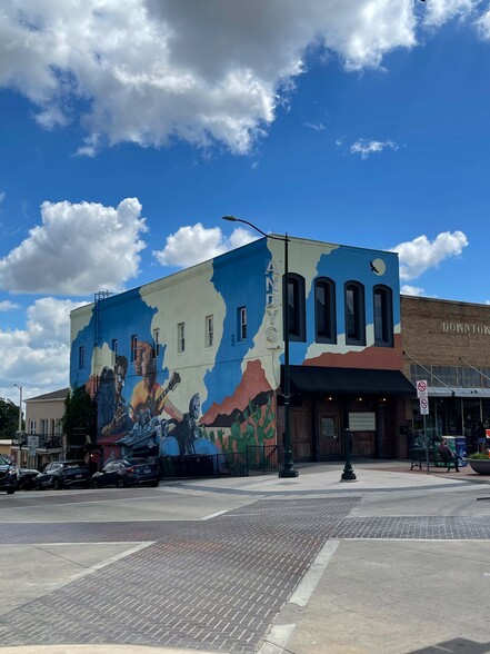 122 N Locust St, Denton, TX for lease - Building Photo - Image 1 of 5