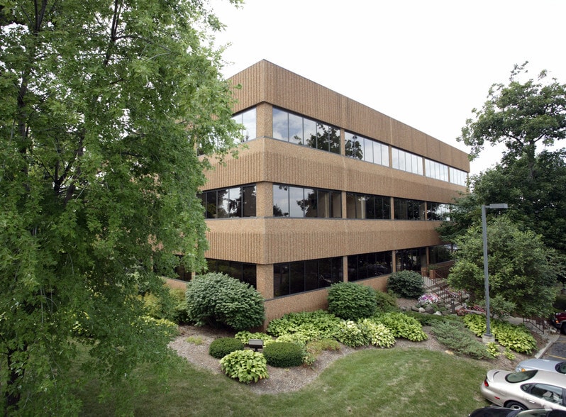 2717 N Grandview Blvd, Waukesha, WI for lease - Building Photo - Image 2 of 18