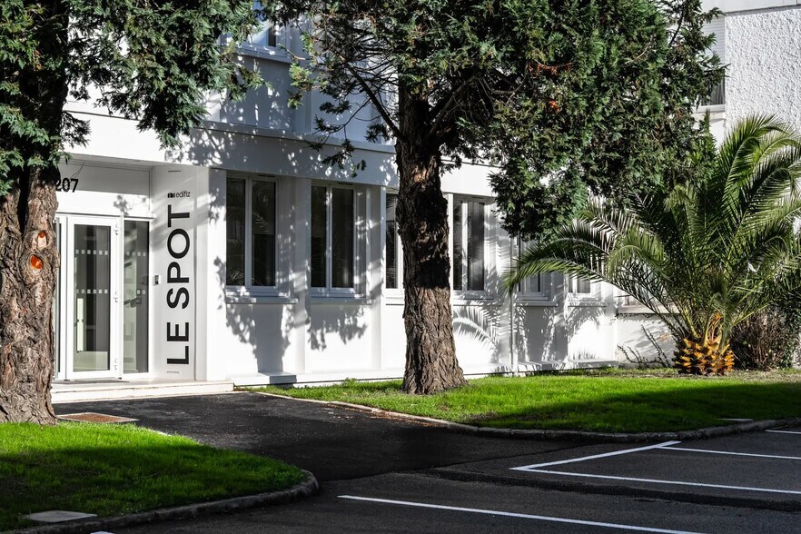 207 Rue Daniel-Charles Trudaine, Lanester for sale - Building Photo - Image 3 of 7