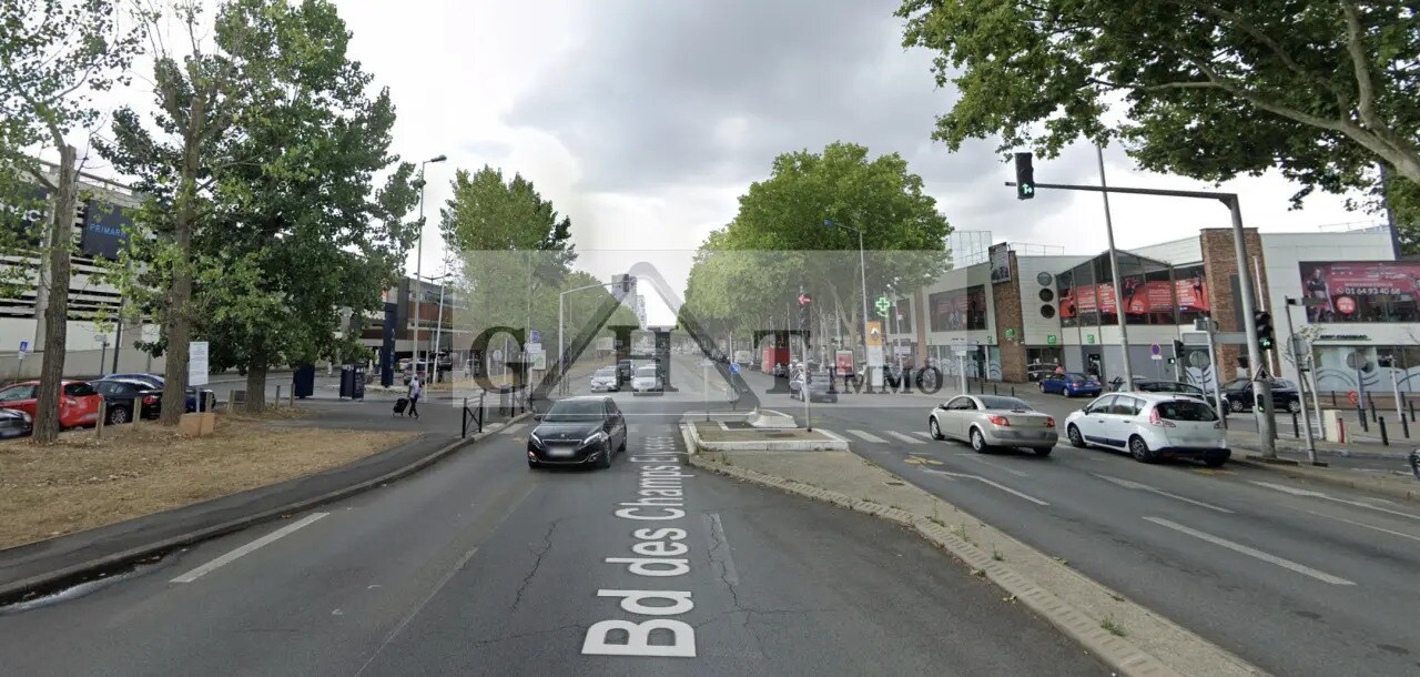 Retail in Évry-Courcouronnes for lease Building Photo- Image 1 of 2