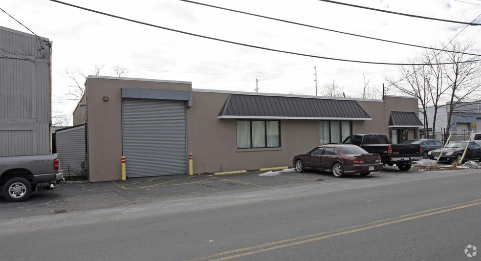 384 Moffitt Blvd, Islip, NY for lease - Building Photo - Image 2 of 2