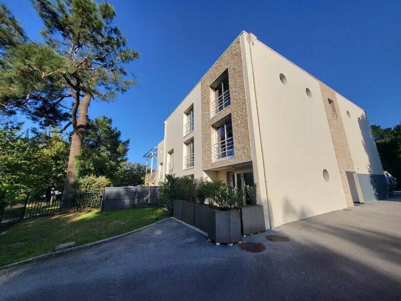 Office in Vannes for lease - Building Photo - Image 3 of 6
