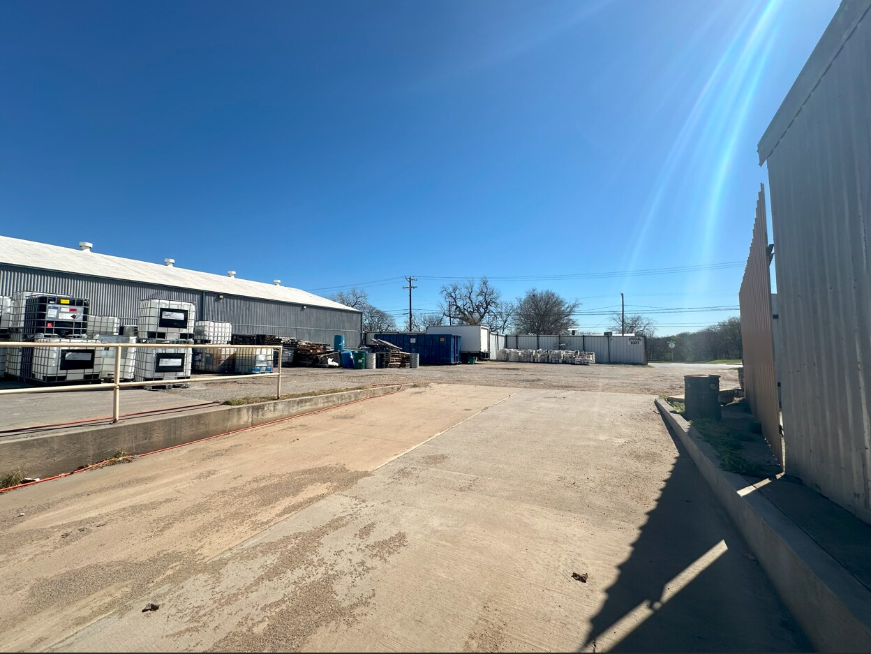 2425 Decatur Ave, Fort Worth, TX for lease Building Photo- Image 1 of 17