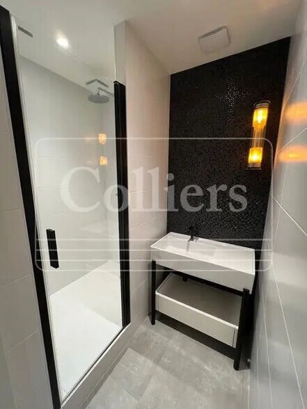 Office in Lyon for lease - Interior Photo - Image 2 of 4