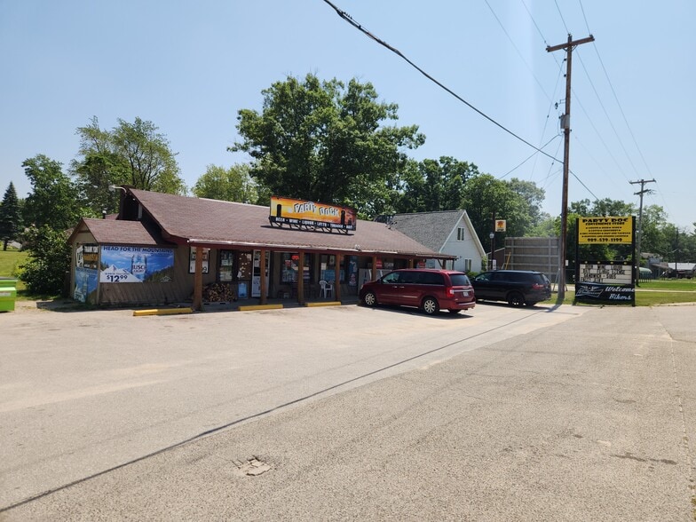 1470 N Clare Ave, Harrison, MI for sale - Building Photo - Image 2 of 14