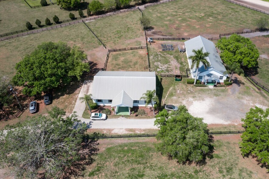 8325 Whiskey Pond Ln, Lakewood Ranch, FL for sale - Building Photo - Image 3 of 9