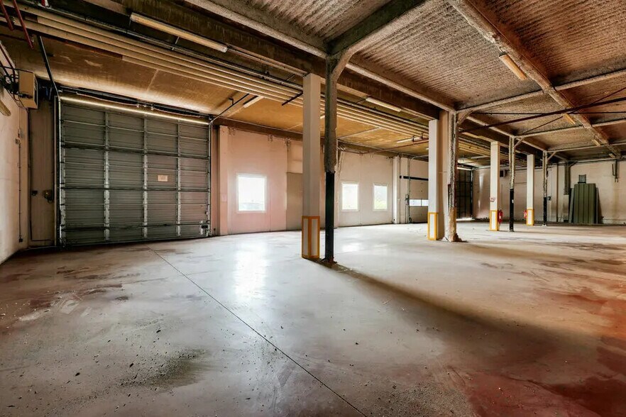 Flex in Gennevilliers for lease - Interior Photo - Image 3 of 8