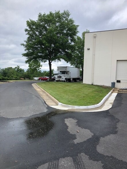 22923 Quicksilver Dr, Sterling, VA for lease - Building Photo - Image 3 of 9