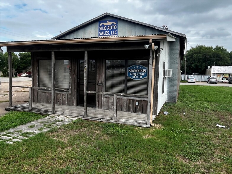 108 E Brown St, Ennis, TX for lease - Building Photo - Image 1 of 10