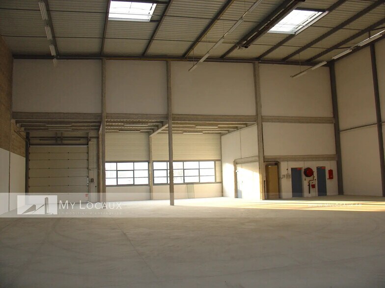 Flex in La Courneuve for lease - Interior Photo - Image 2 of 5