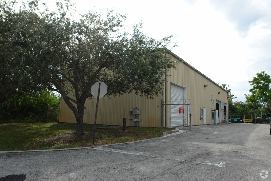 1592 SE South Niemeyer Cir, Port Saint Lucie, FL for lease - Primary Photo - Image 1 of 2