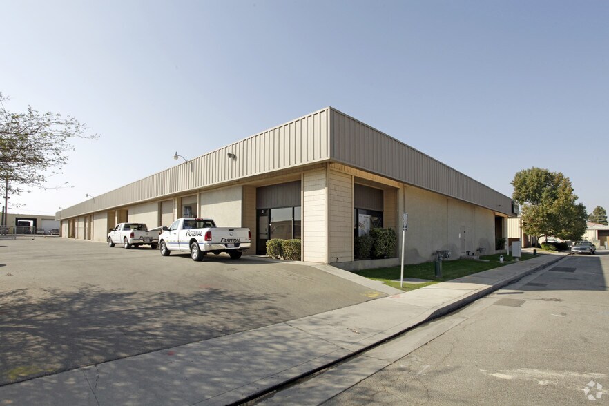 4717-4725 District Blvd, Bakersfield, CA for lease - Building Photo - Image 2 of 4