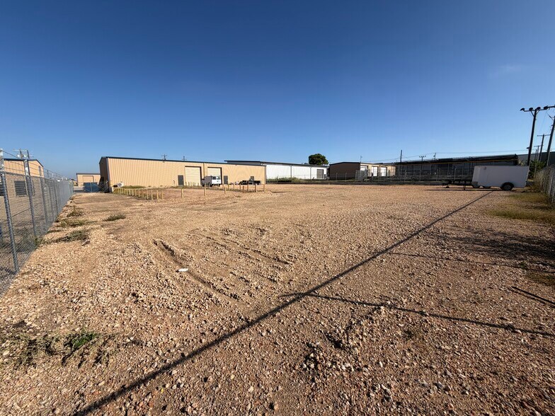 111 Iron Rd, Hutto, TX for lease - Building Photo - Image 3 of 4