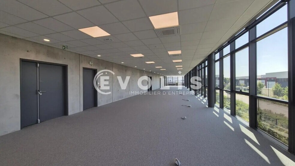 Office in Chanteloup-en-Brie for lease - Interior Photo - Image 3 of 9