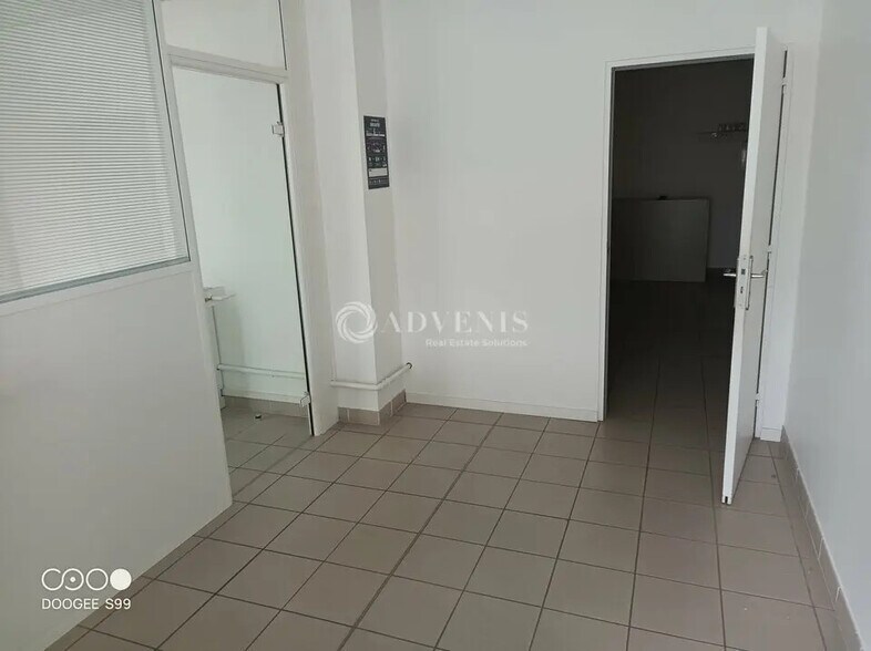 Office in  for lease - Interior Photo - Image 2 of 4