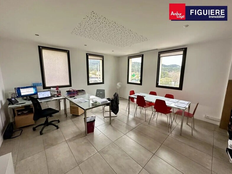 606 Avenue Du Général De Gaulle, Simiane-Collongue for sale - Interior Photo - Image 2 of 7