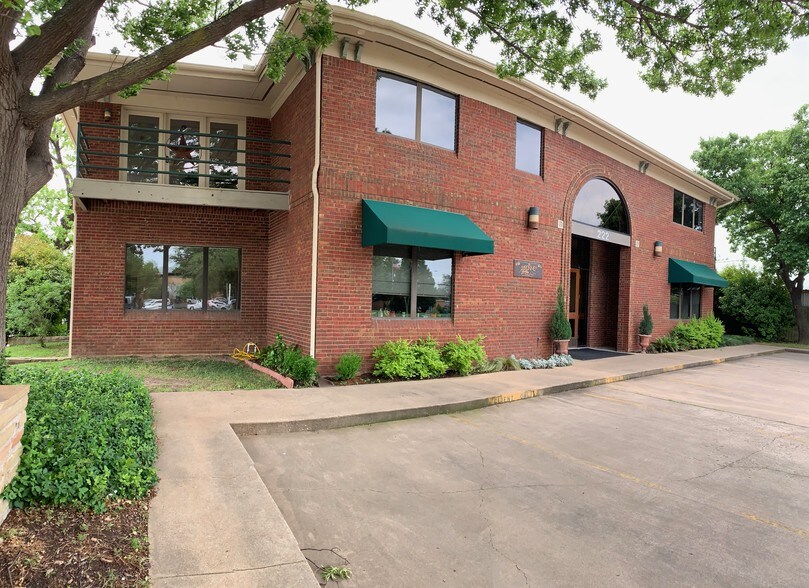 222 E McKinney St, Denton, TX 76201