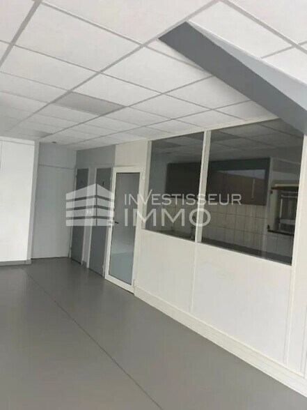 Office in Chelles for lease - Interior Photo - Image 3 of 4