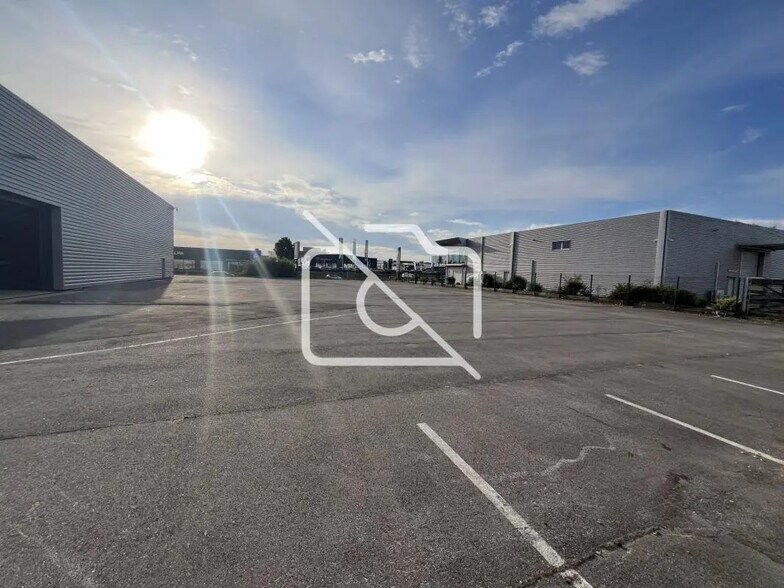 Industrial in Sainte-Geneviève-des-Bois for lease - Building Photo - Image 2 of 8