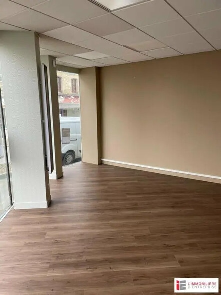 Retail in Lorient for lease - Interior Photo - Image 3 of 4