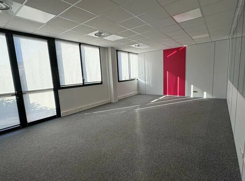 Office in Lyon for lease - Interior Photo - Image 2 of 7